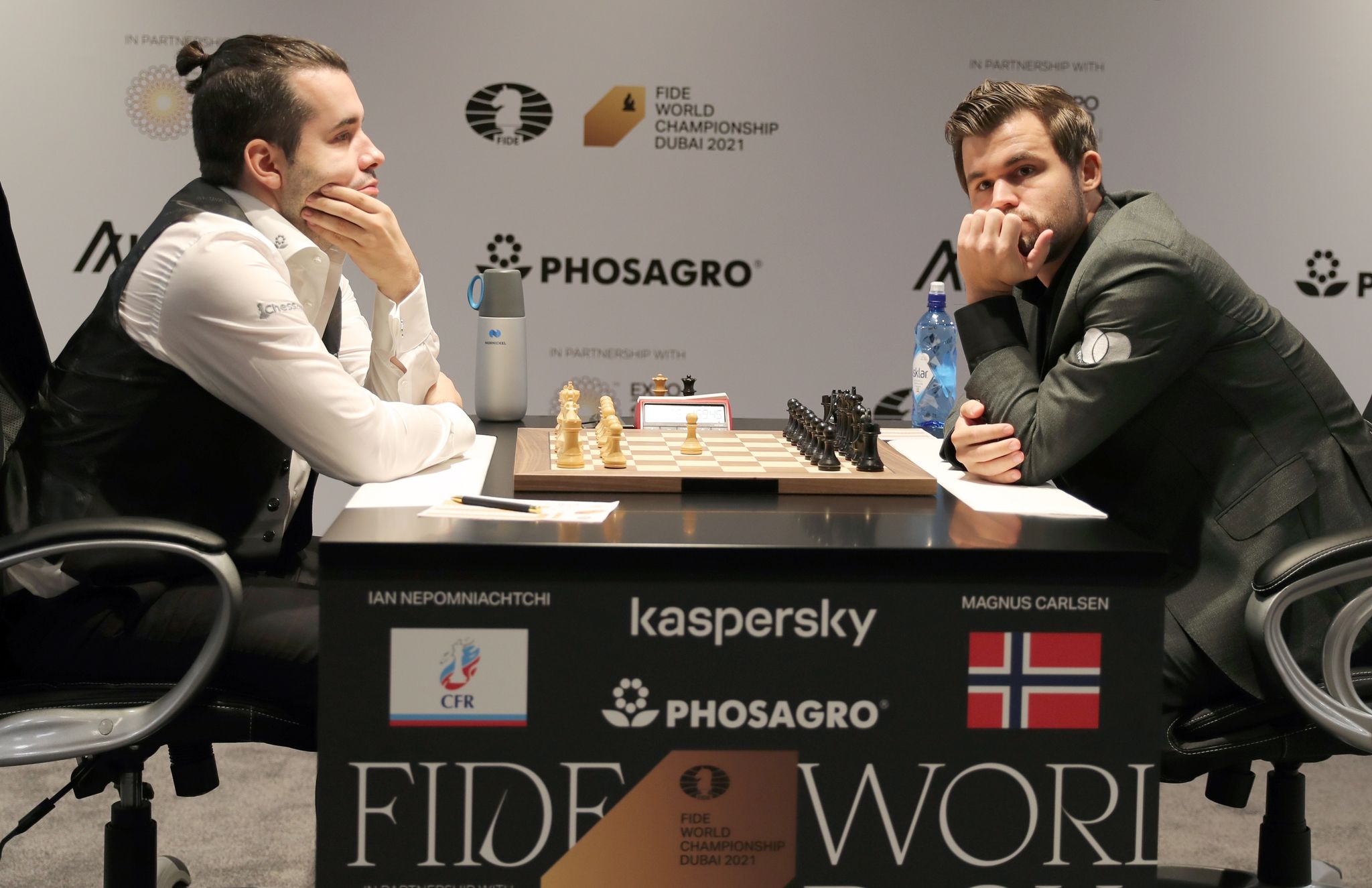 Magnus Carlsen (r) und Jan Nepomnjaschtschi zu Beginn der ersten WM-Partie.