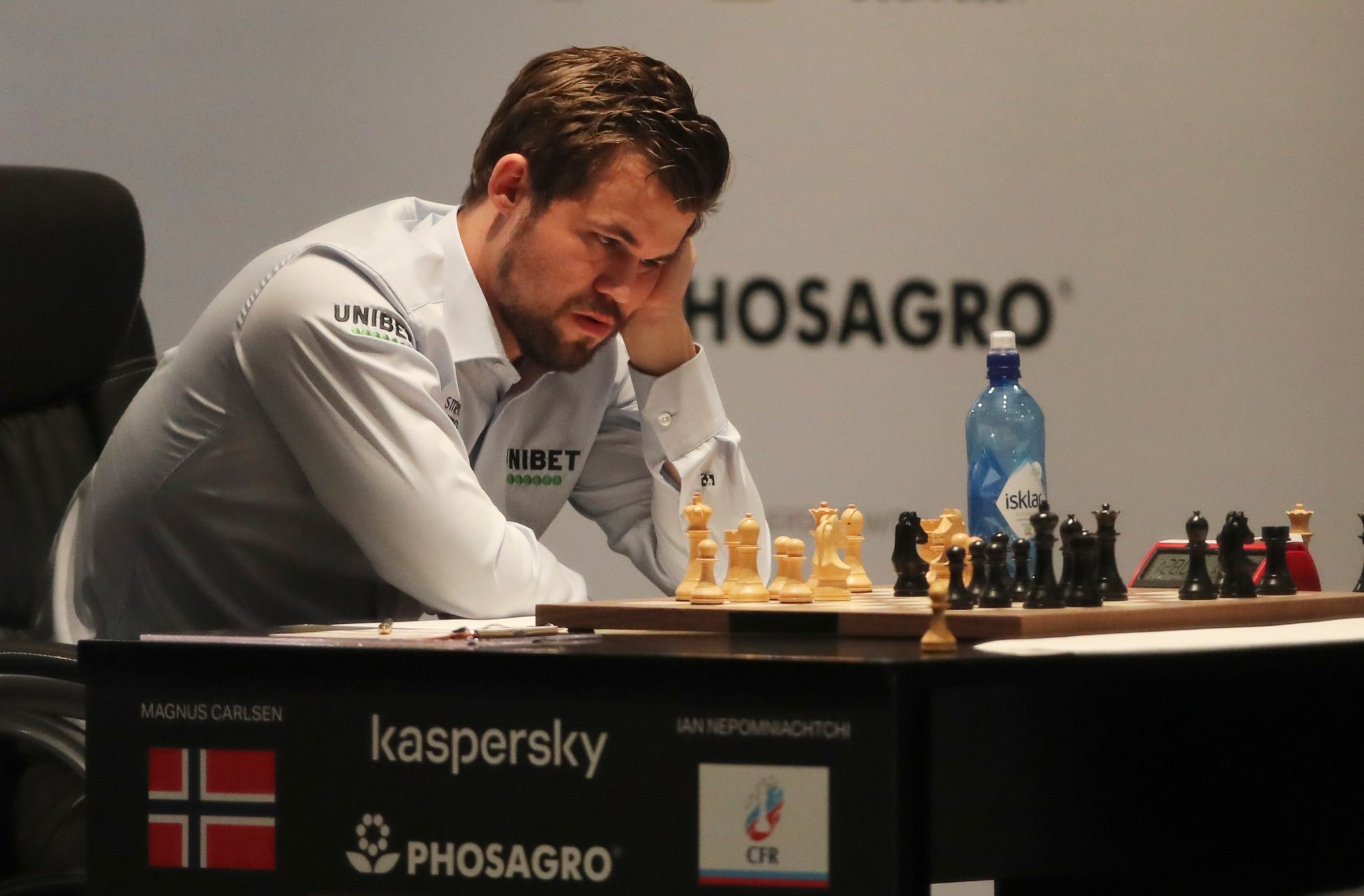 Magnus Carlsen studiert während des Spiels die Figuren auf dem Brett.