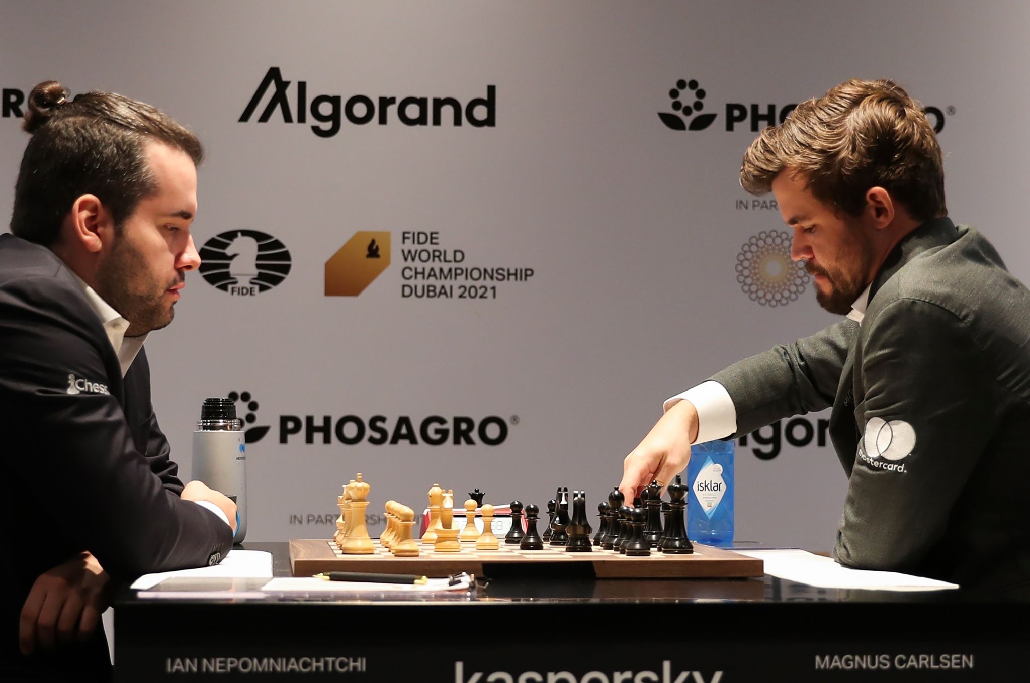 Jan Nepomnjaschtschi (l) spielt mit den weißen Figuren, Magnus Carlsen mit schwarz ist am Zug.