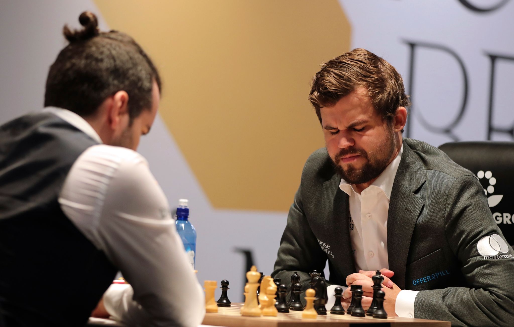 Magnus Carlsen (r) und Jan Nepomnjaschtschi.