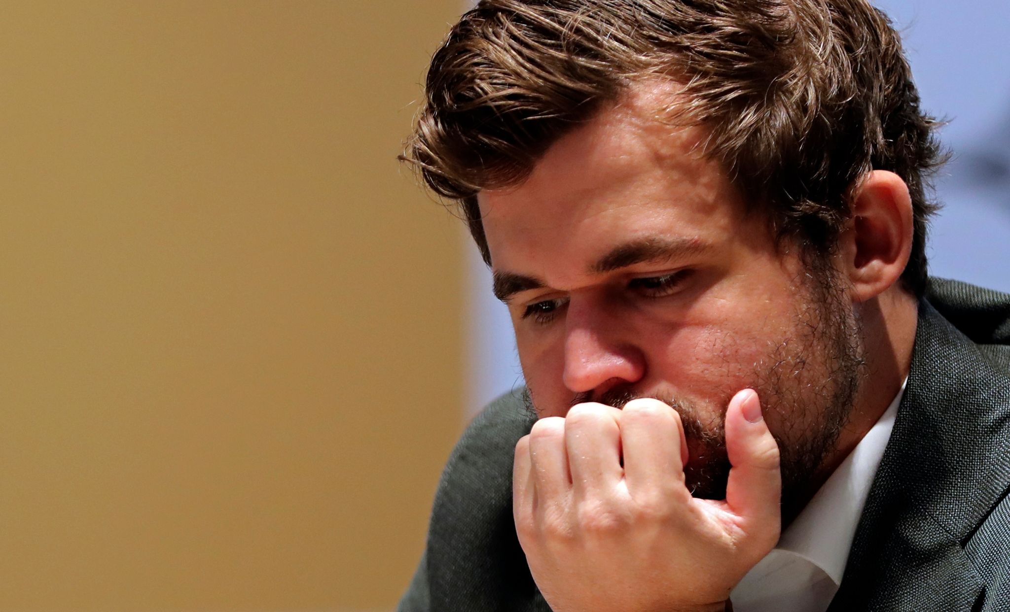 Hat nach dem Sieg der neunten Partie mit 6:3 gegen Jan Nepomnjaschtschi bei der Schach-WM gewonnen: Magnus Carlsen.