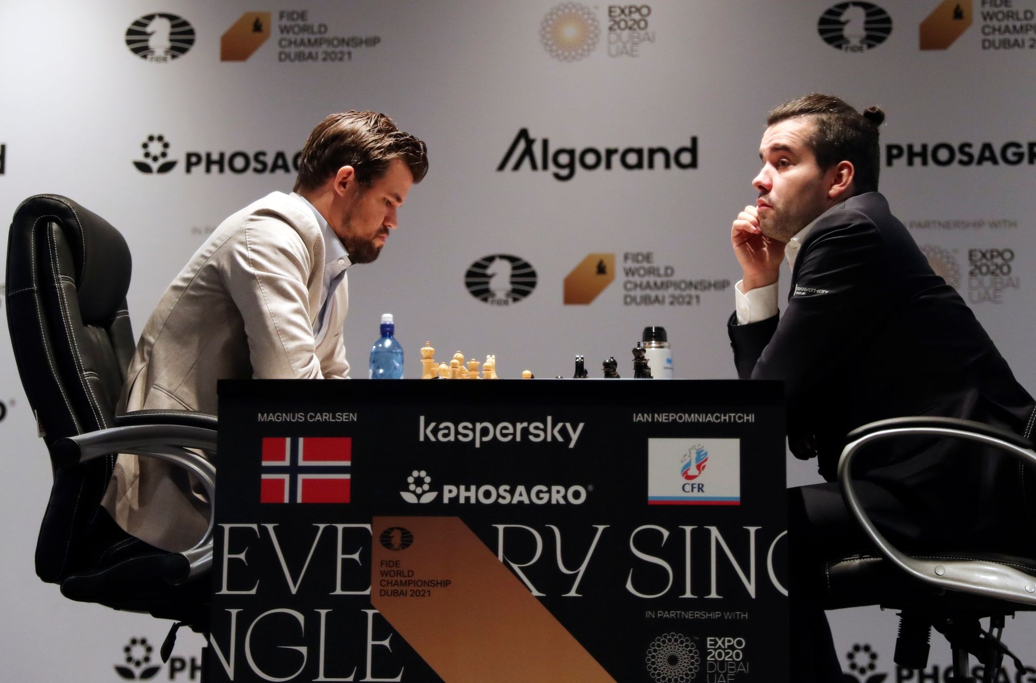 Die zehnte Partie der Schach-WM endete wieder mit einem Remis zwischen Magnus Carlsen (l) und Jan Nepomnjaschtschi.